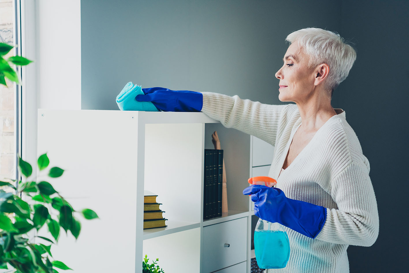 Γυναίκα καθαρίζει ανήκει στο ζώδιο του Καρκίνου που καθαρίζει και ονειρεύεται.
