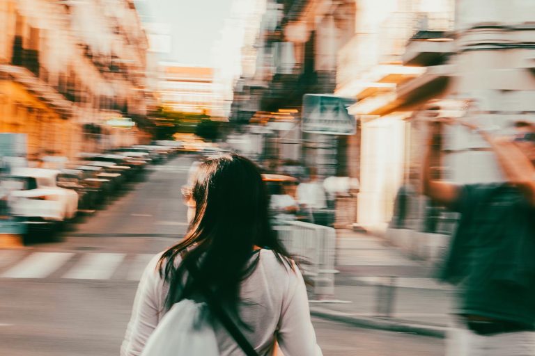 Γυναίκα περπατά στους δρόμους της πόλης της Μαδρίτης.