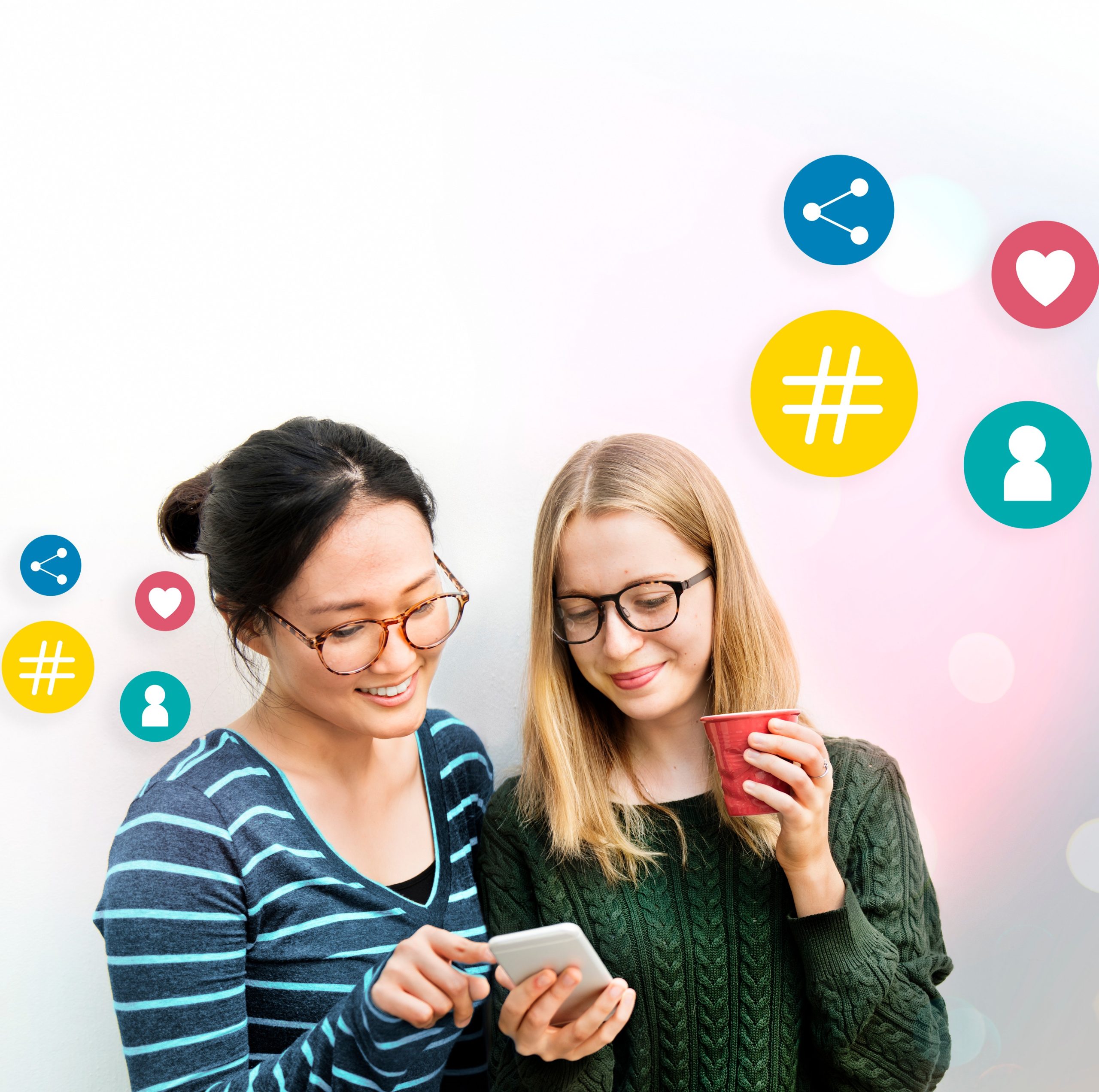 Γυναίκες νέες ενημερώνονται από τα social media