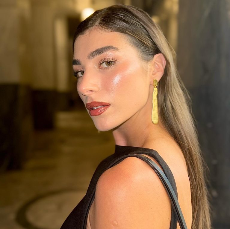 Η Χρύσα Μιχαλοπούλου με μαύρο φόρεμα και χρυσά σκουλαρίκια