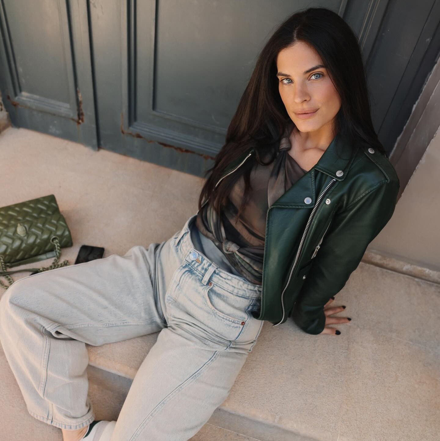 Η Χριστίνα Μπόμπα με πράσινο δερμάτινο jacket