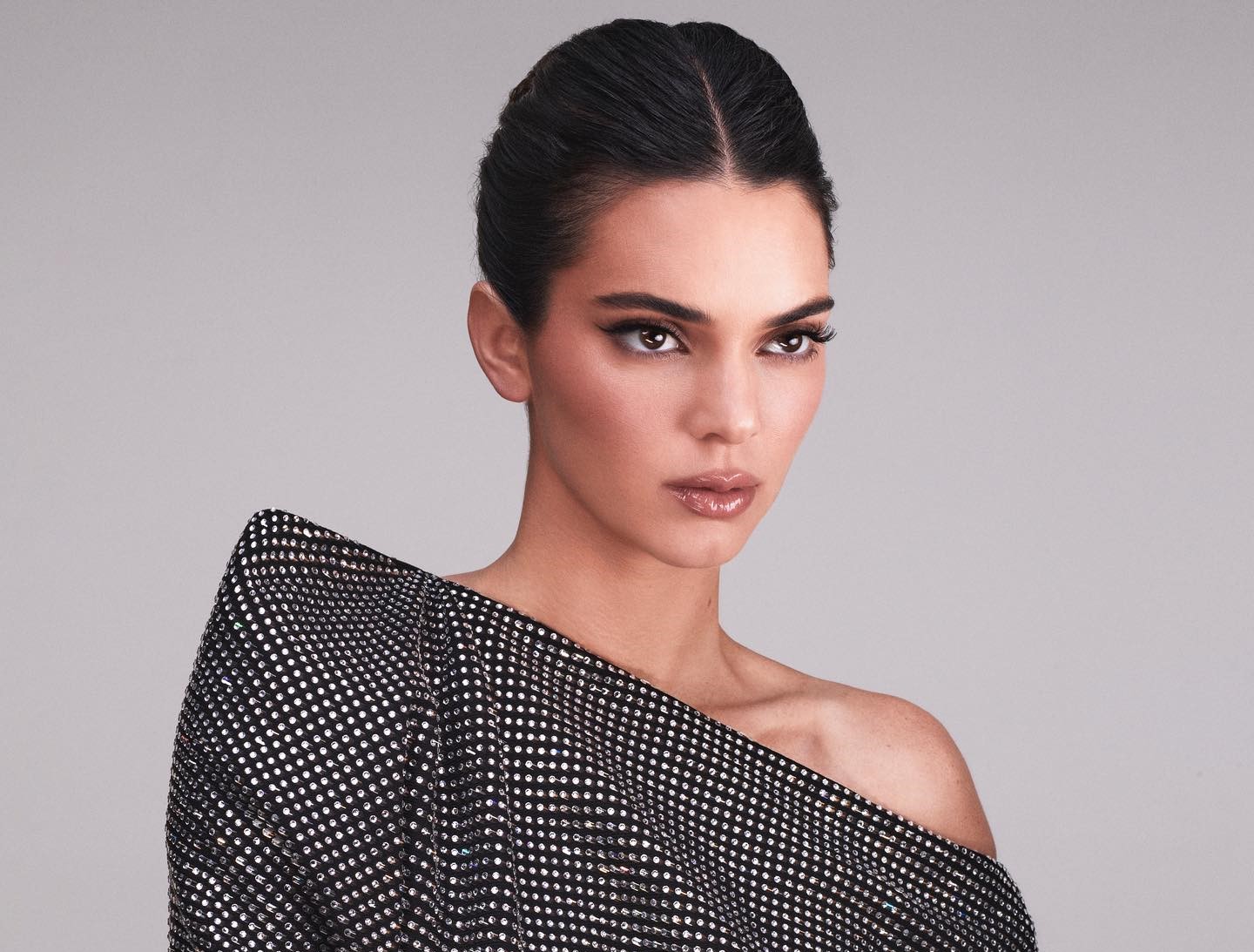 Το αγαπημένο φθηνό highlighter της Kendall Jenner