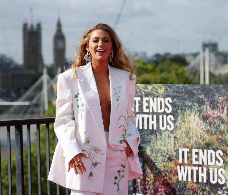 H Blake Lively ποζάρει στη διάρκεια photocall για την ταινία "It Ends With Us" στο Λονδίνο, στις 8 Αυγούστου 2024.