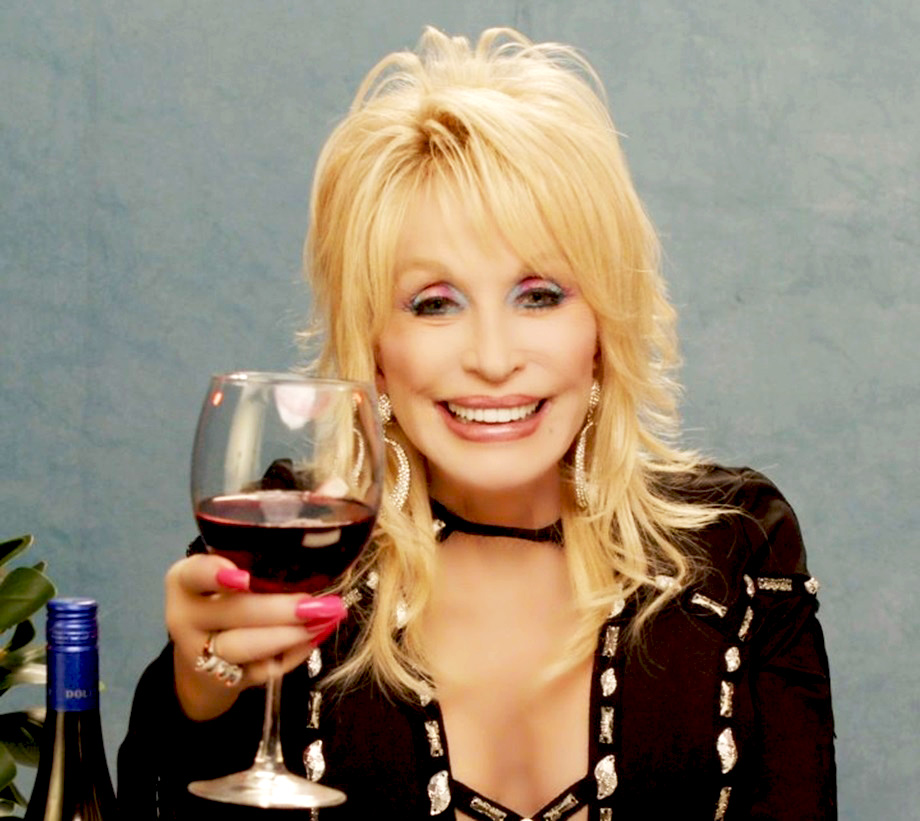H Dolly parton κρατώντας ένα ποτήρι από το δικό της κρασί