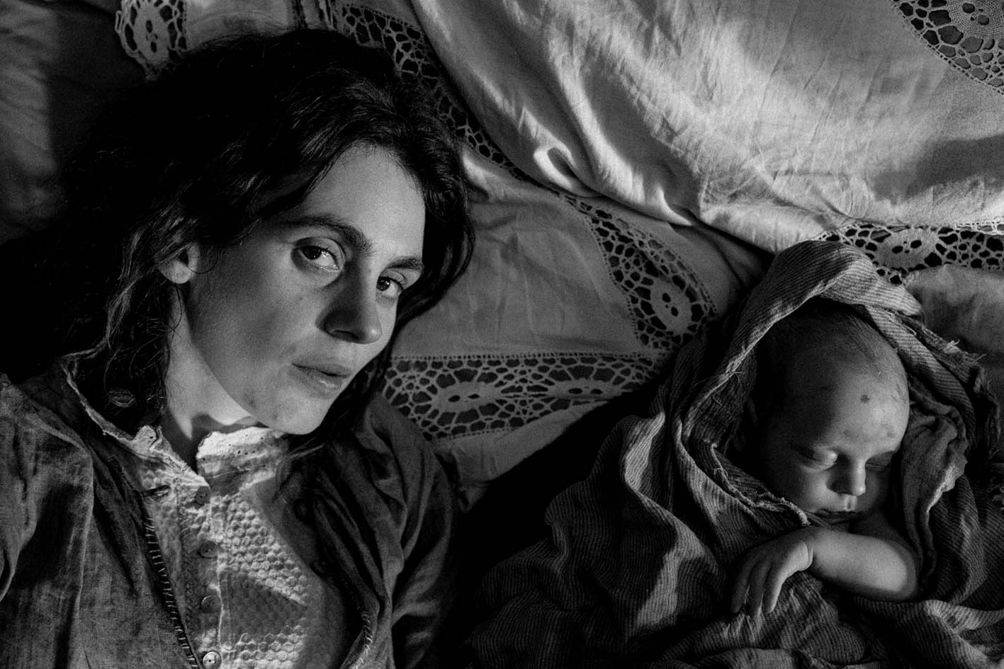 Σκηνή από την ταινία Τhe Girl with the Needle - To κορίτσι με τη βελόνα.