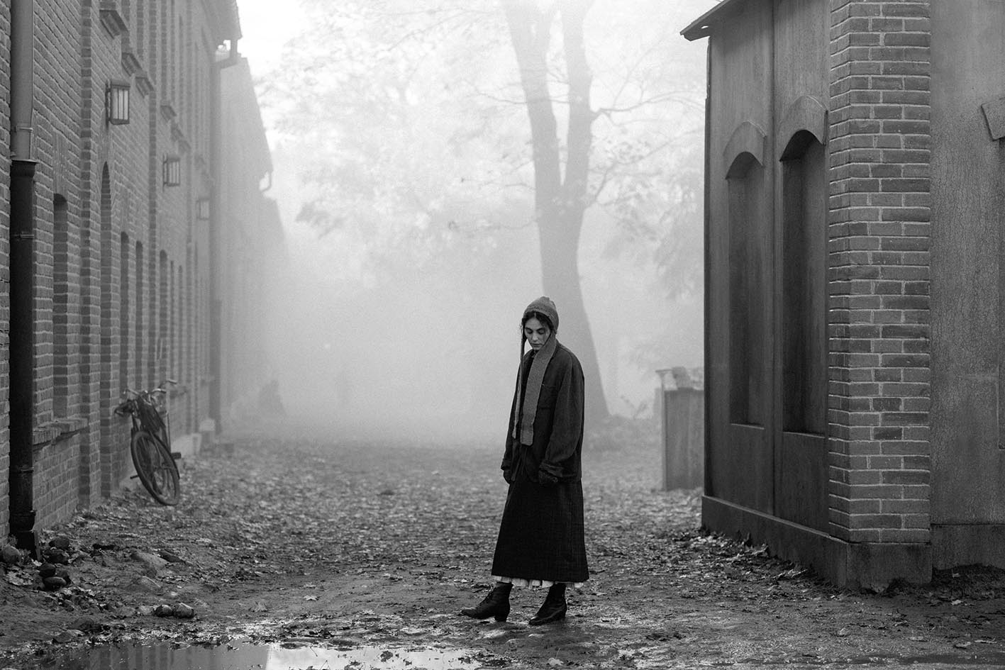 Σκηνή από την ταινία Τhe Girl with the Needle - To κορίτσι με τη βελόνα.