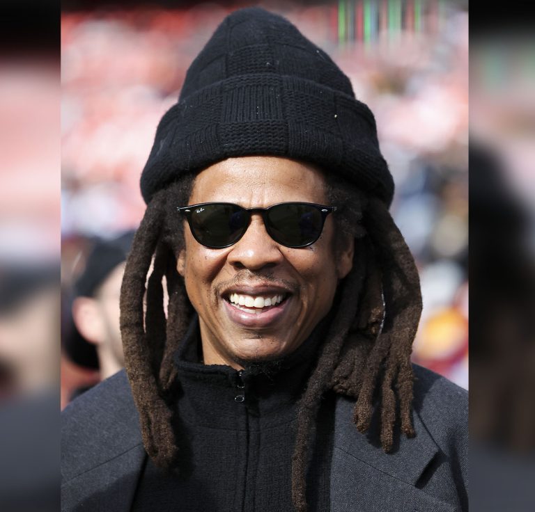 O Jay-Z στο γήπεδο πριν από έναν αγώνα μεταξύ των Dallas Cowboys και των Washington Commanders στο Northwest Stadium στις 24 Νοεμβρίου 2024 στο Landover, Maryland. Οι Cowboys νίκησαν τους Commanders με 34-26.