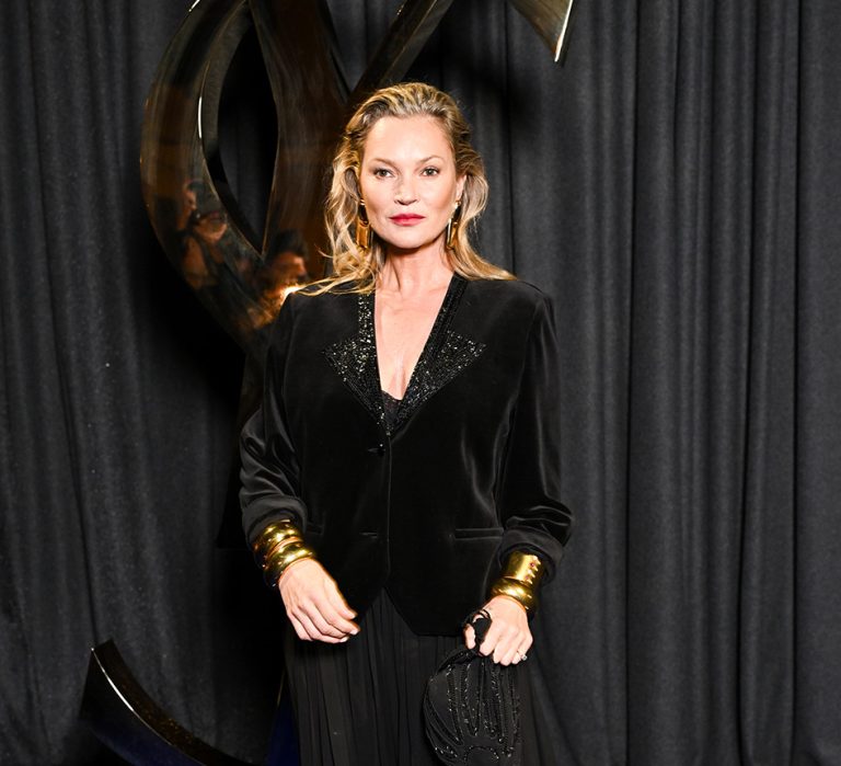 Η Kate Moss attends παρευρέθηκε στο show του Saint Laurent για τη γυναικεία συλλογή Άνοιξη/Καλοκαίρι 2025 στην Εβδομάδα Μόδας στο Παρίσι στις 24 Σεπτεμβρίου 2024.