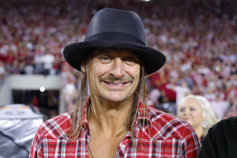 Ο Kid Rock χαμογελά στο περιθώριο του αγώνα μεταξύ των Georgia Bulldogs και Alabama Crimson Tide στο στάδιο Bryant-Denny στις 28 Σεπτεμβρίου 2024 στην Tuscaloosa της Αλαμπάμα.