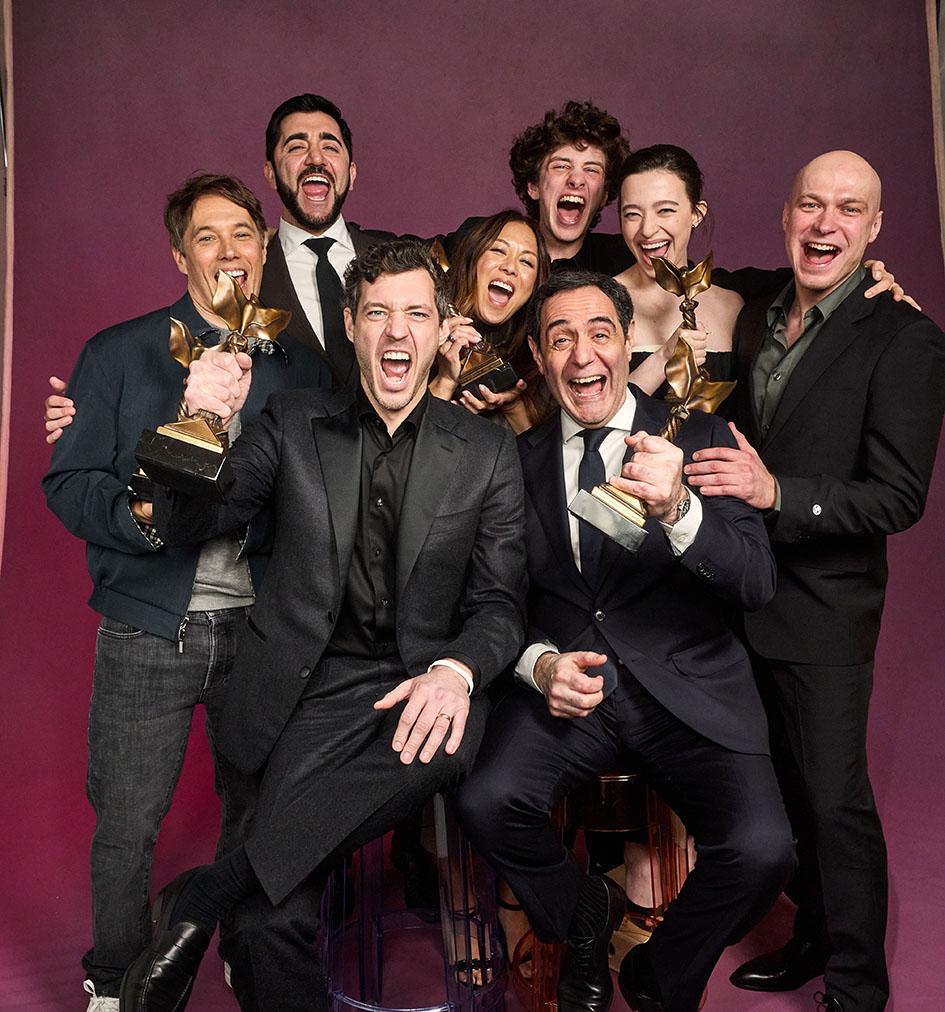 Aπό αριστερά προς τα δεξιά οι συντελεστές της ταινίς: Sean Baker, Vache Tovmasyan, Alex Coco, Samantha Quan, Mark Eydelshteyn, Karren Karagulian, Mikey Madison και Yura Borisov ποζάρουν στο IMDb Portrait Studio κρατώντας τα βραβεία Independent Spirit 2025 στις 22 Φεβρουαρίου 2025 στη Σάντα Μόνικα της Καλιφόρνια.