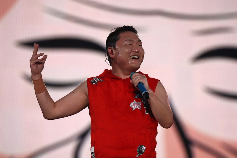 O Κορεάτης τραγουδιστής PSY εμφανίζεται στη σκηνή κατά τη διάρκεια του "Soak Show SUMMER SWAG 2023" στις 30 Ιουνίου 2023 στη Σεούλ της Νότιας Κορέας.