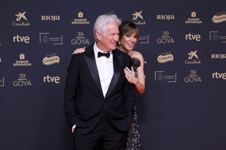 O Richard Gere και η Alejandra María Silva φτάνουν στο κόκκινο χαλί κατά τη διάρκεια των βραβείων Goya Cinema Awards 2025 στις 8 Φεβρουαρίου, 2025 στη Γρανάδα της Ισπανίας.
