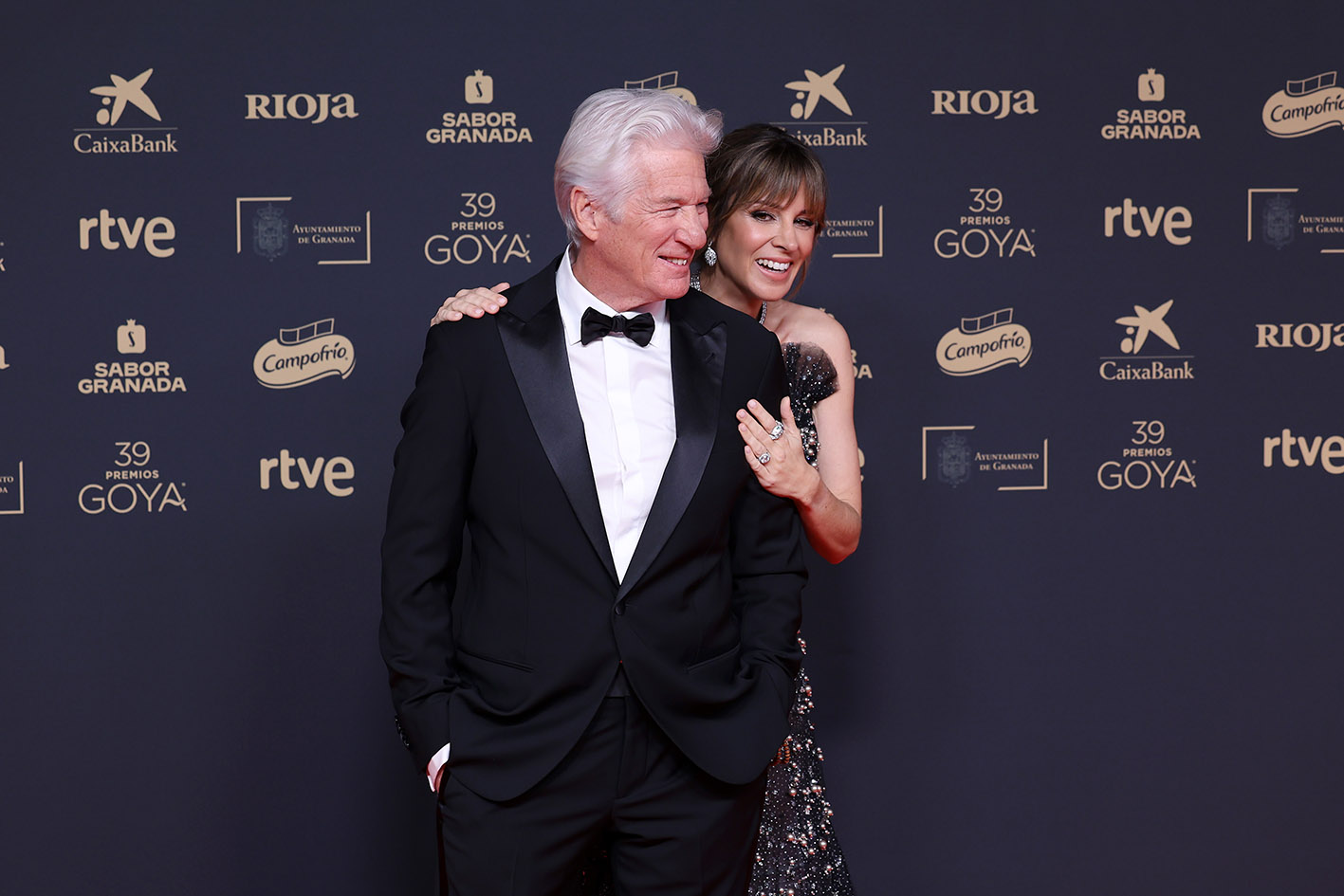 O Richard Gere και η Alejandra María Silva φτάνουν στο κόκκινο χαλί κατά τη διάρκεια των βραβείων Goya Cinema Awards 2025 στις 8 Φεβρουαρίου, 2025 στη Γρανάδα της Ισπανίας.