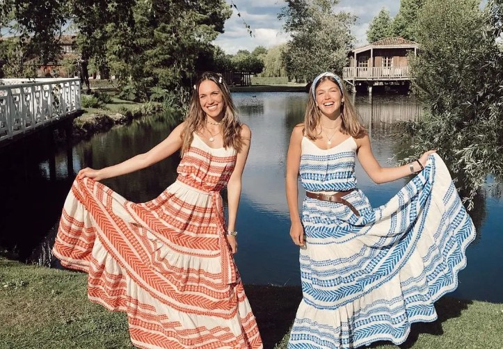 Η Κλέλια Ανδριολάτου με την αδελφή της