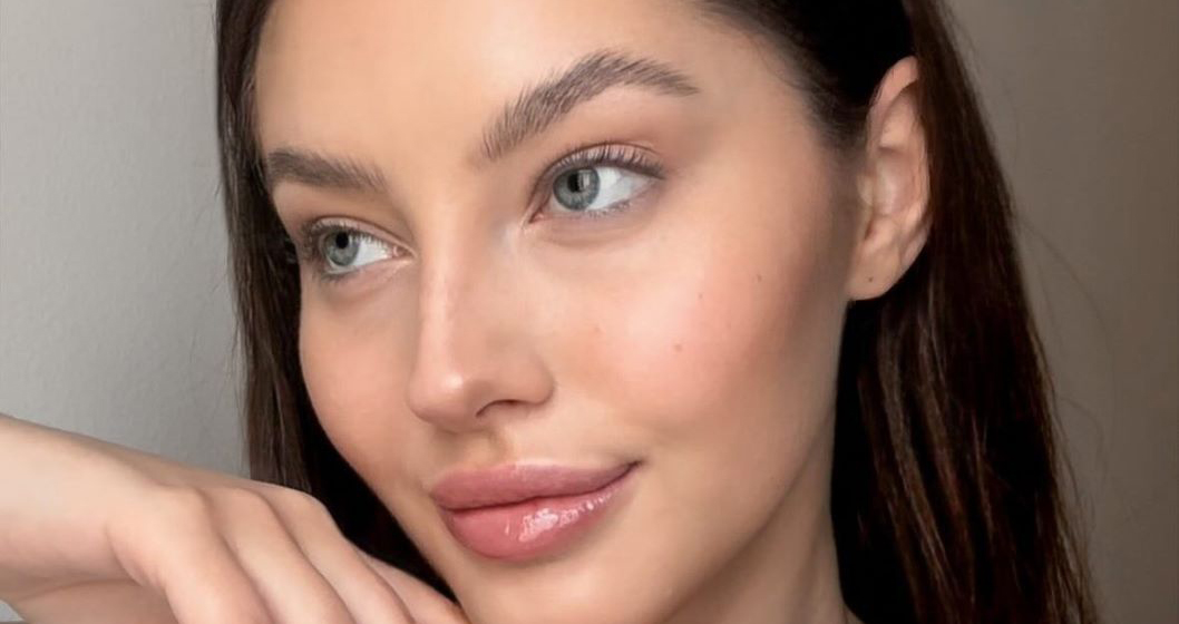 Koντινό πλάνο σε γυναικείο πρόσωπο για το πώς να απαλλαγείτε από τα μαύρα στίγματα