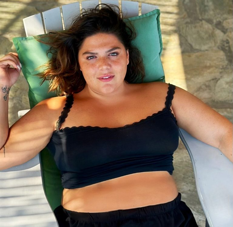 Η Δανάη Μπάρκα με μαγιό