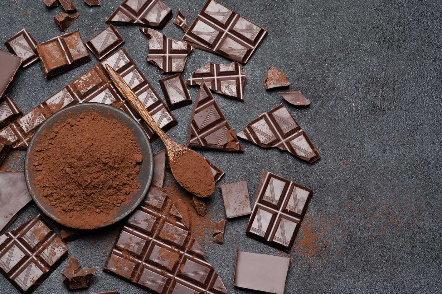Μαύρη σοκολάτα σε κομμάτια και κακάο