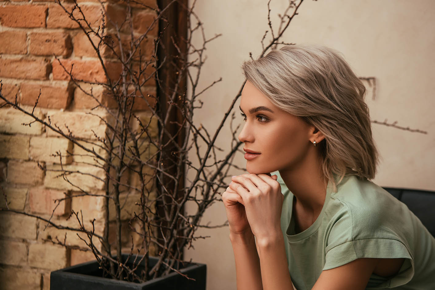 Νέο γυναίκα με γκρίζα σαμπανιζέ μαλλιά