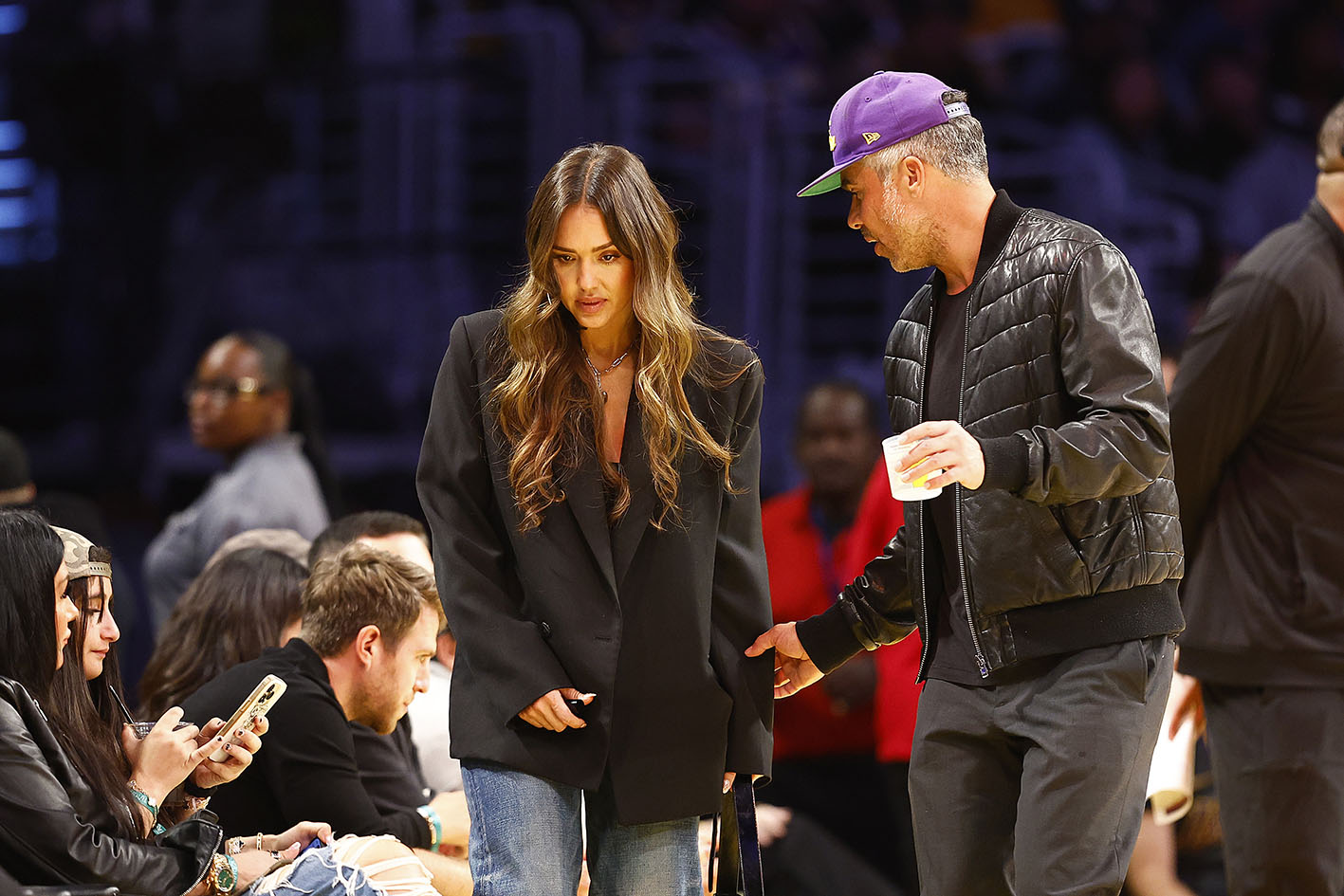 H Jessica Alba και ο σύζυγός της Cash Warren σε αθλητικό αγώνα τον Νοέμβριο 2024.