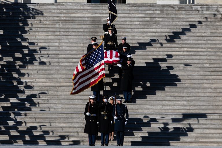 To φέρετρο του πρώην προέδρου των ΗΠΑ, Jimmy Carter σκεπασμένο με την αμερικανική σημαία μεταφέρεται έξω από το Καπιτώλιο στην Ουάσινγκτον, στις 9 Ιανουαρίου 2025.