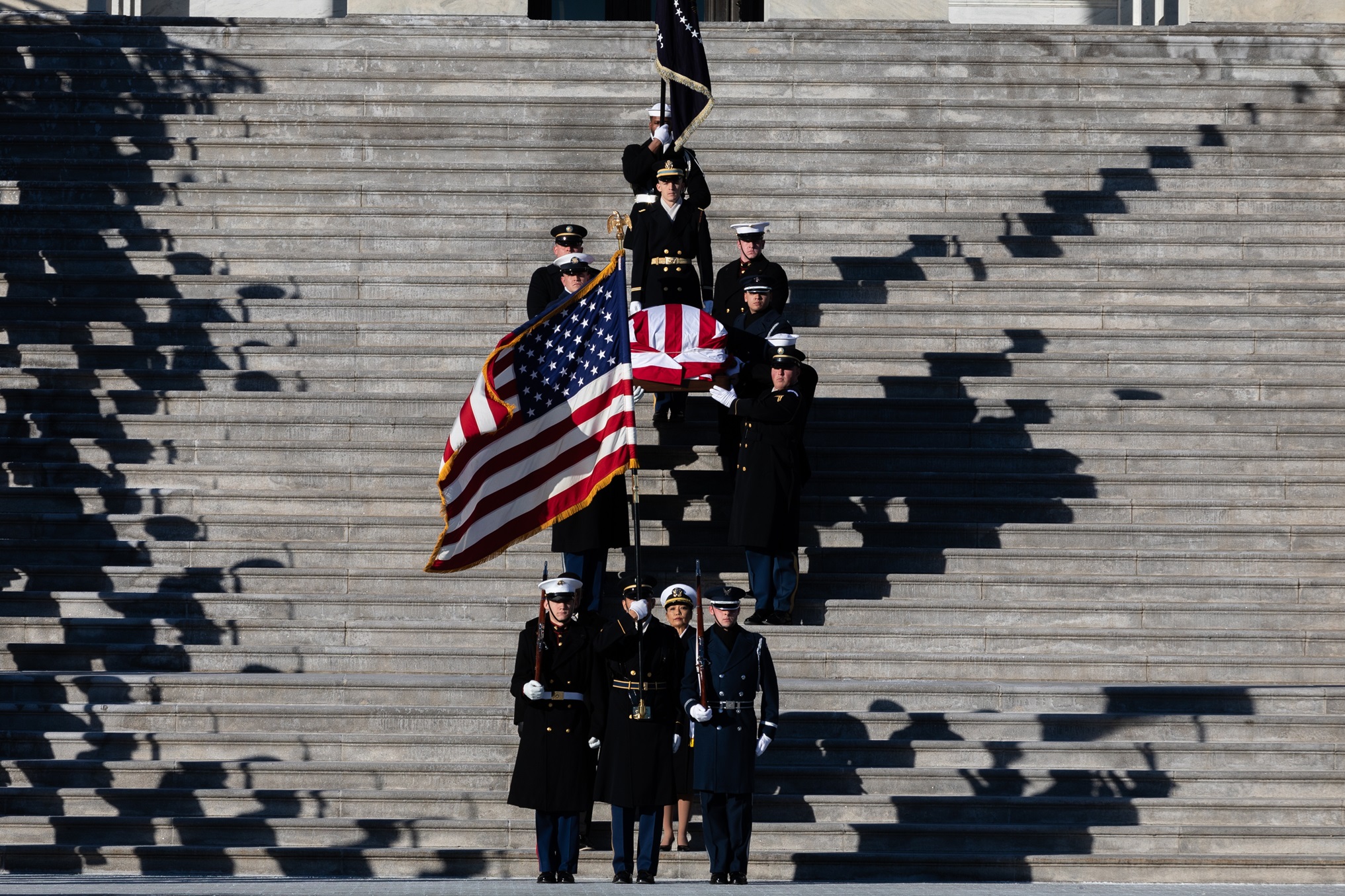 To φέρετρο του πρώην προέδρου των ΗΠΑ, Jimmy Carter σκεπασμένο με την αμερικανική σημαία μεταφέρεται έξω από το Καπιτώλιο στην Ουάσινγκτον, στις 9 Ιανουαρίου 2025.