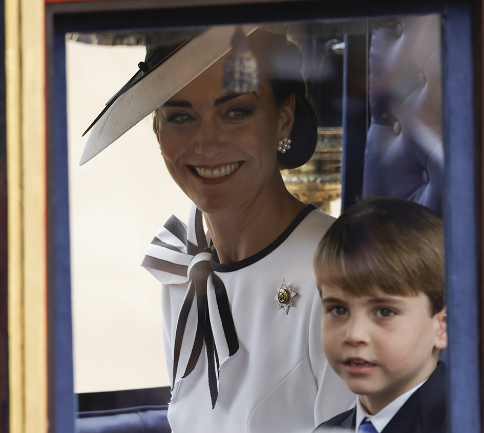 Η Κate Middleton και ο Πρίγκιπας Louis κατά τη διάρκεια της παρέλασης Trooping the Color στην παρέλαση των φρουρών αλόγων στις 15 Ιουνίου 2024 στο Λονδίνο, Αγγλία. Το Trooping the Color είναι μια τελετουργική παρέλαση που γιορτάζει τα επίσημα γενέθλια του Βρετανού μονάρχη. Στην εκδήλωση συμμετέχουν πάνω από 1.400 στρατιώτες και αξιωματικοί, συνοδευόμενοι από 200 άλογα. Περισσότεροι από 400 μουσικοί από δέκα διαφορετικά συγκροτήματα και Corps of Drums παρελαύνουν και ερμηνεύουν σε τέλεια αρμονία.