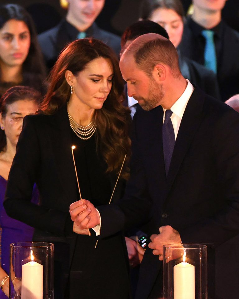 Η Catherine, πριγκίπισσα της Ουαλίας και ο πρίγκιπας William, πρίγκιπας της Ουαλίας ανάβουν κεριά κατά τη διάρκεια μιας τελετής για τον εορτασμό της Ημέρας Μνήμης του Ολοκαυτώματος στις 27 Ιανουαρίου 2025 στο Λονδίνο, Αγγλία. Ο πρωθυπουργός Keir Starmer και ο πρίγκιπας William ήταν μεταξύ των Βρετανών αξιωματούχων και διασημοτήτων που τίμησαν την Ημέρα Μνήμης του Ολοκαυτώματος και την 80ή επέτειο από την απελευθέρωση του Άουσβιτς-Μπίρκεναου κατά τη διάρκεια του Β' Παγκοσμίου Πολέμου.