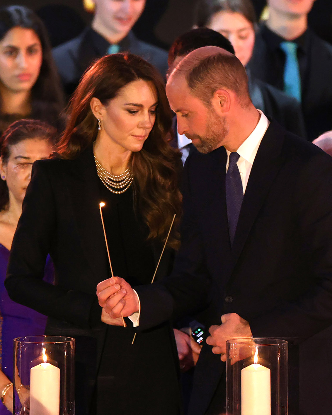 Η Catherine, πριγκίπισσα της Ουαλίας και ο πρίγκιπας William, πρίγκιπας της Ουαλίας ανάβουν κεριά κατά τη διάρκεια μιας τελετής για τον εορτασμό της Ημέρας Μνήμης του Ολοκαυτώματος στις 27 Ιανουαρίου 2025 στο Λονδίνο, Αγγλία. Ο πρωθυπουργός Keir Starmer και ο πρίγκιπας William ήταν μεταξύ των Βρετανών αξιωματούχων και διασημοτήτων που τίμησαν την Ημέρα Μνήμης του Ολοκαυτώματος και την 80ή επέτειο από την απελευθέρωση του Άουσβιτς-Μπίρκεναου κατά τη διάρκεια του Β' Παγκοσμίου Πολέμου.