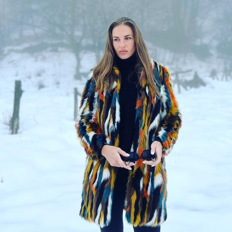 Η Κατερίνα Δαλάκα με γούνα στο χιόνι