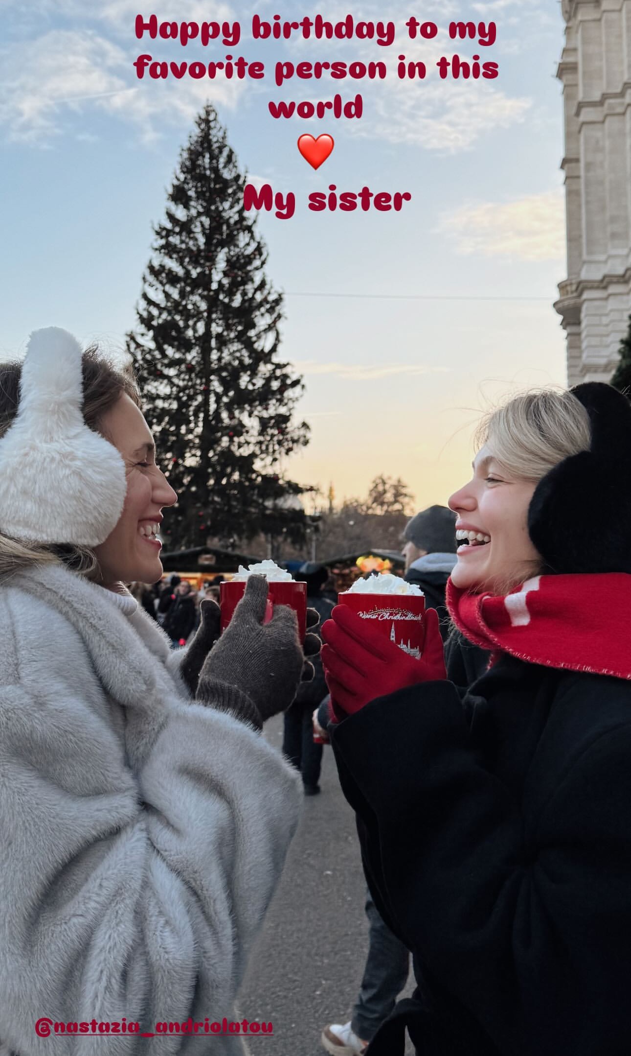 Η Κλέλια Ανδριολάτου με την αδελφή της