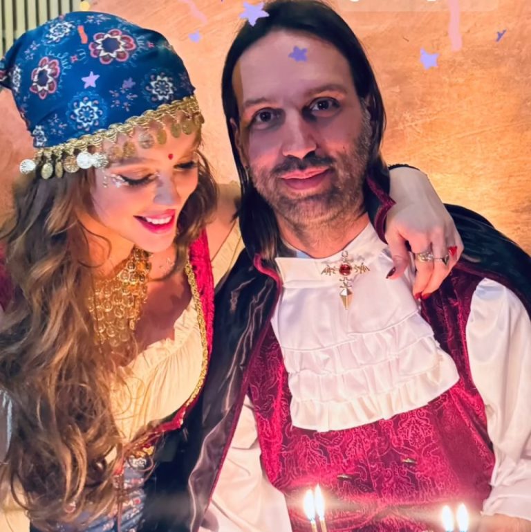 Κωνσταντίνα Κομμάτα και Γιώργος Σαμαράς με αποκριάτικες στολές