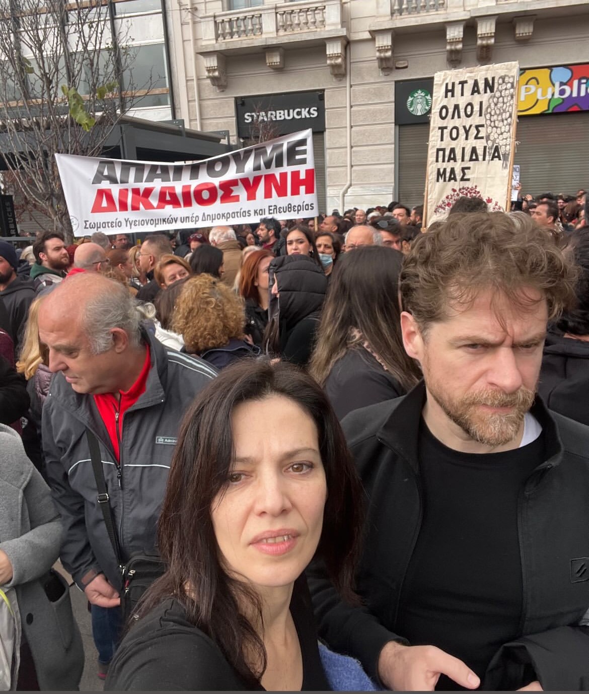 Η Μαριλίτα Λαμπροπούλου και ο Δημήτρης Λάλος στη συγκέντρωση για τα Τέμπη