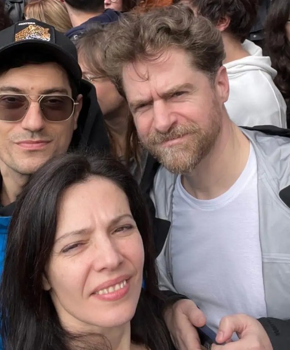 Η Μαριλίτα Λαμπροπούλου και ο Δημήτρης Λάλος στη συγκέντρωση για τα Τέμπη