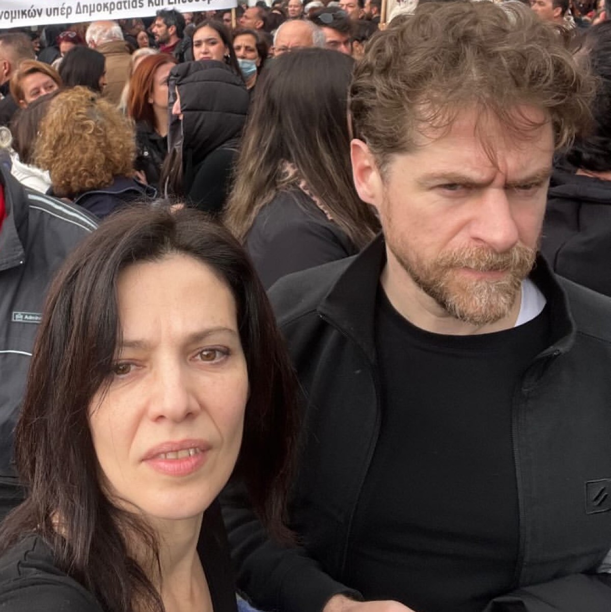 Η Μαριλίτα Λαμπροπούλου και ο Δημήτρης Λάλος στη συγκέντρωση για τα Τέμπη