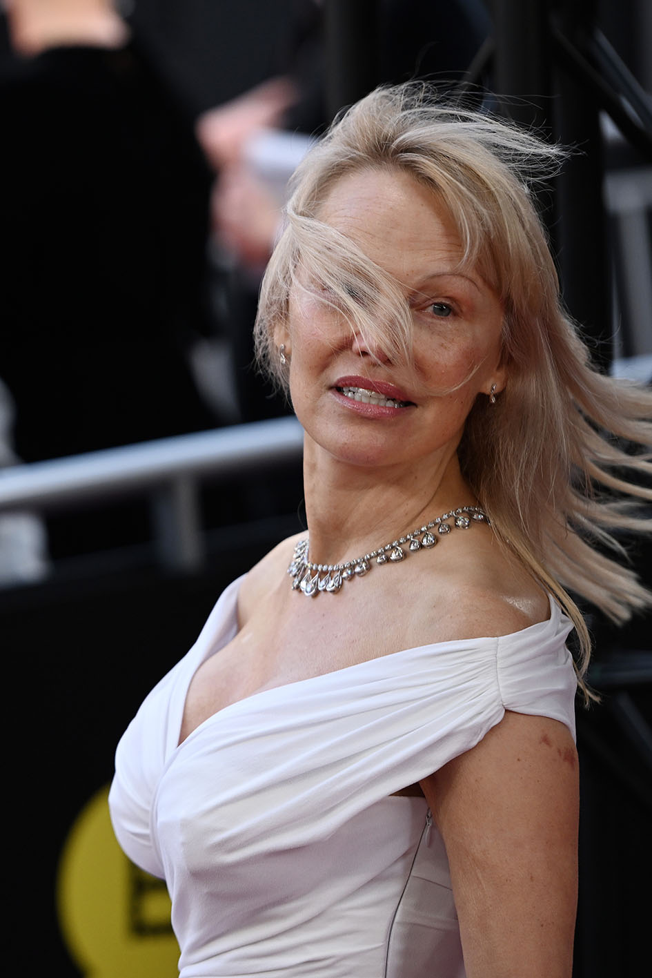 H Pamela Andersonn στα EE BAFTA Film Awards 2025 στο The Royal Festival Hall στις 16 Φεβρουαρίου 2025 στο Λονδίνο.