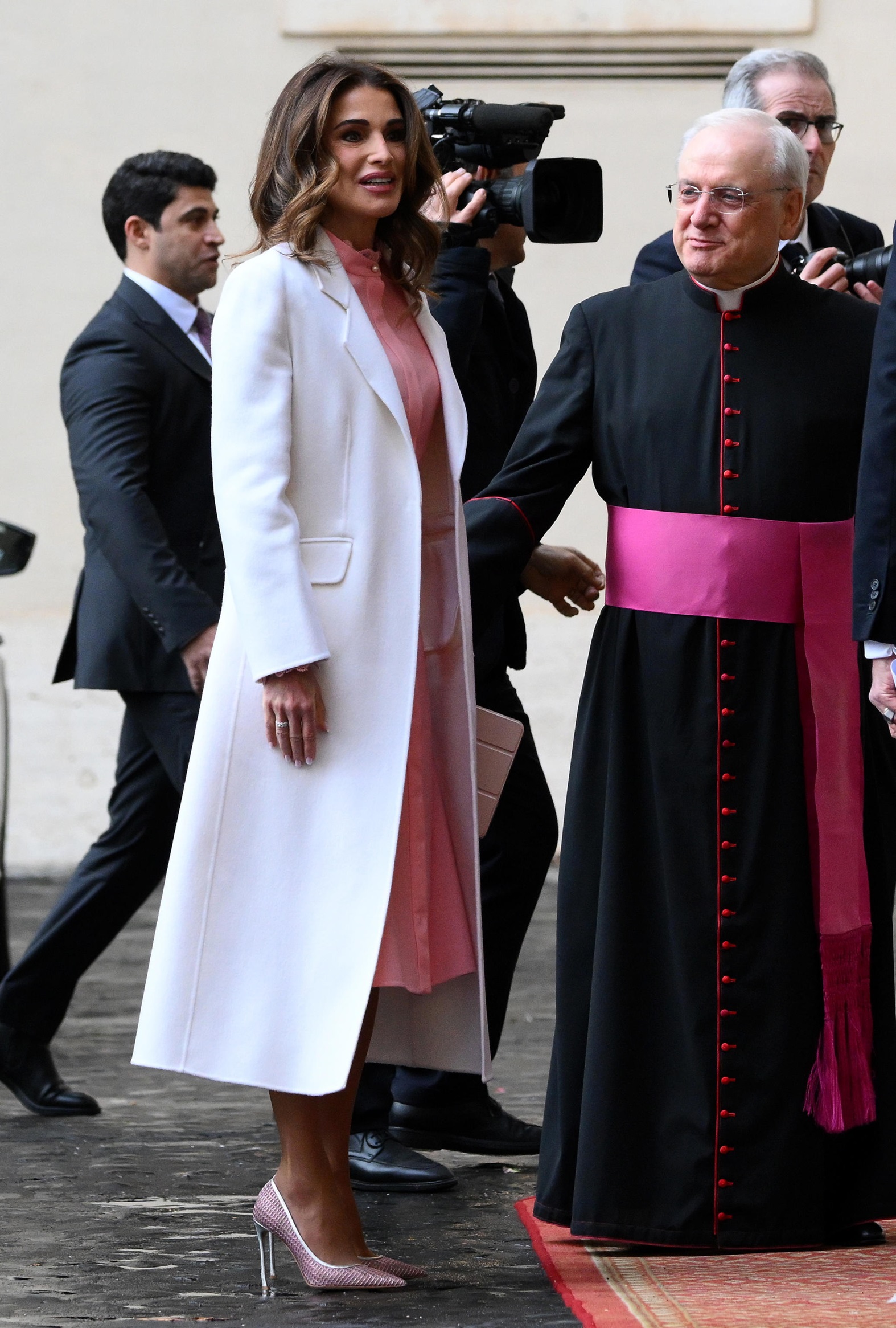 H βασίλισσα Ράνια της Ιορδανίας φθάνει στο World Leaders Summit on Children's Rights, στην αυλή του San Damaso στο Βατικανό, 3 Φεβρουαρίου 2025.