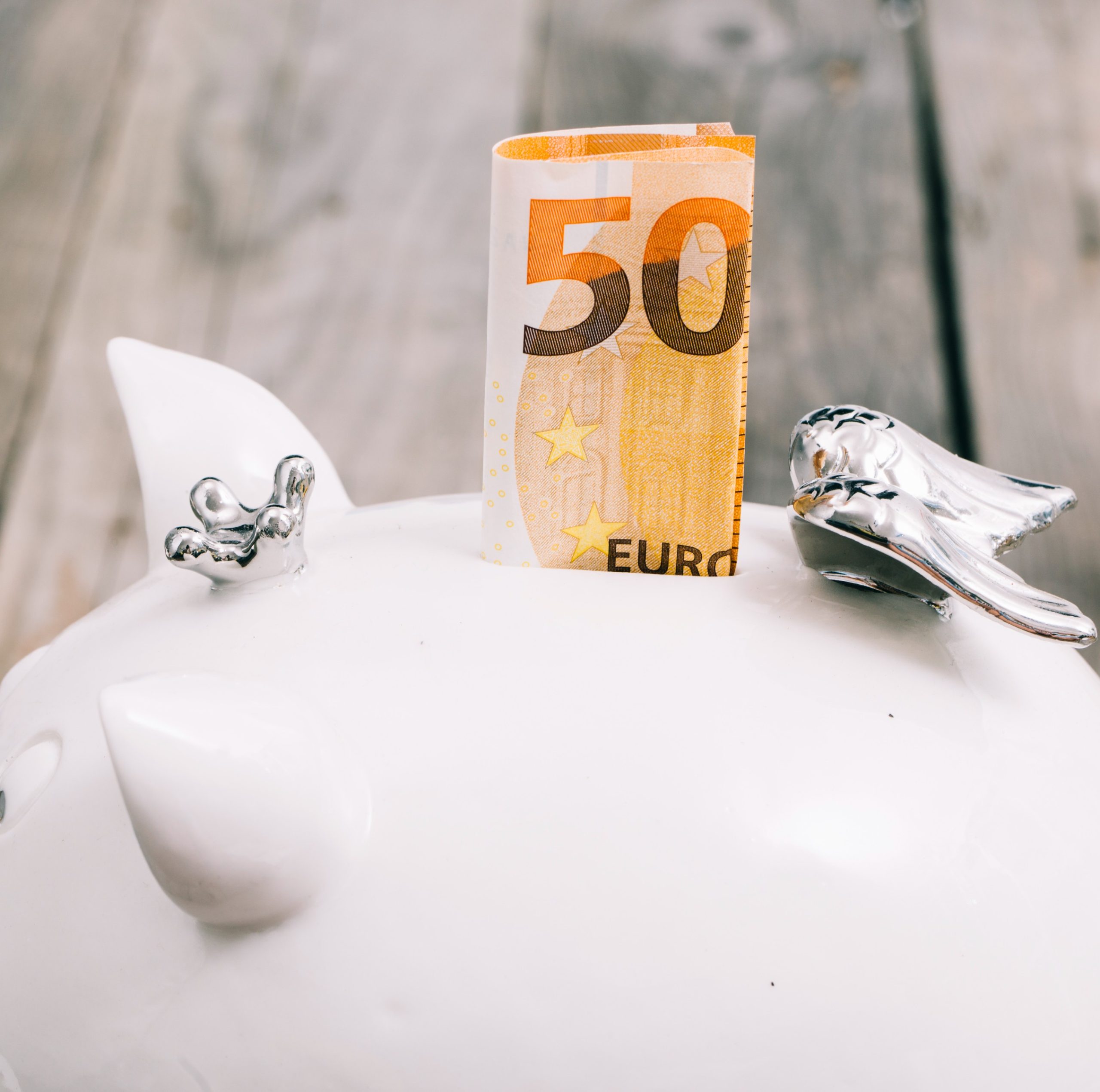 Λευκός κουμπαράς με 50 ευρώ