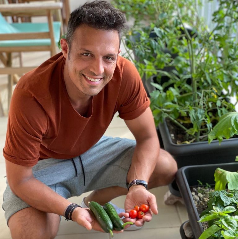 Ο Σάββας Πούμπουρας στο μπαλκόνι του