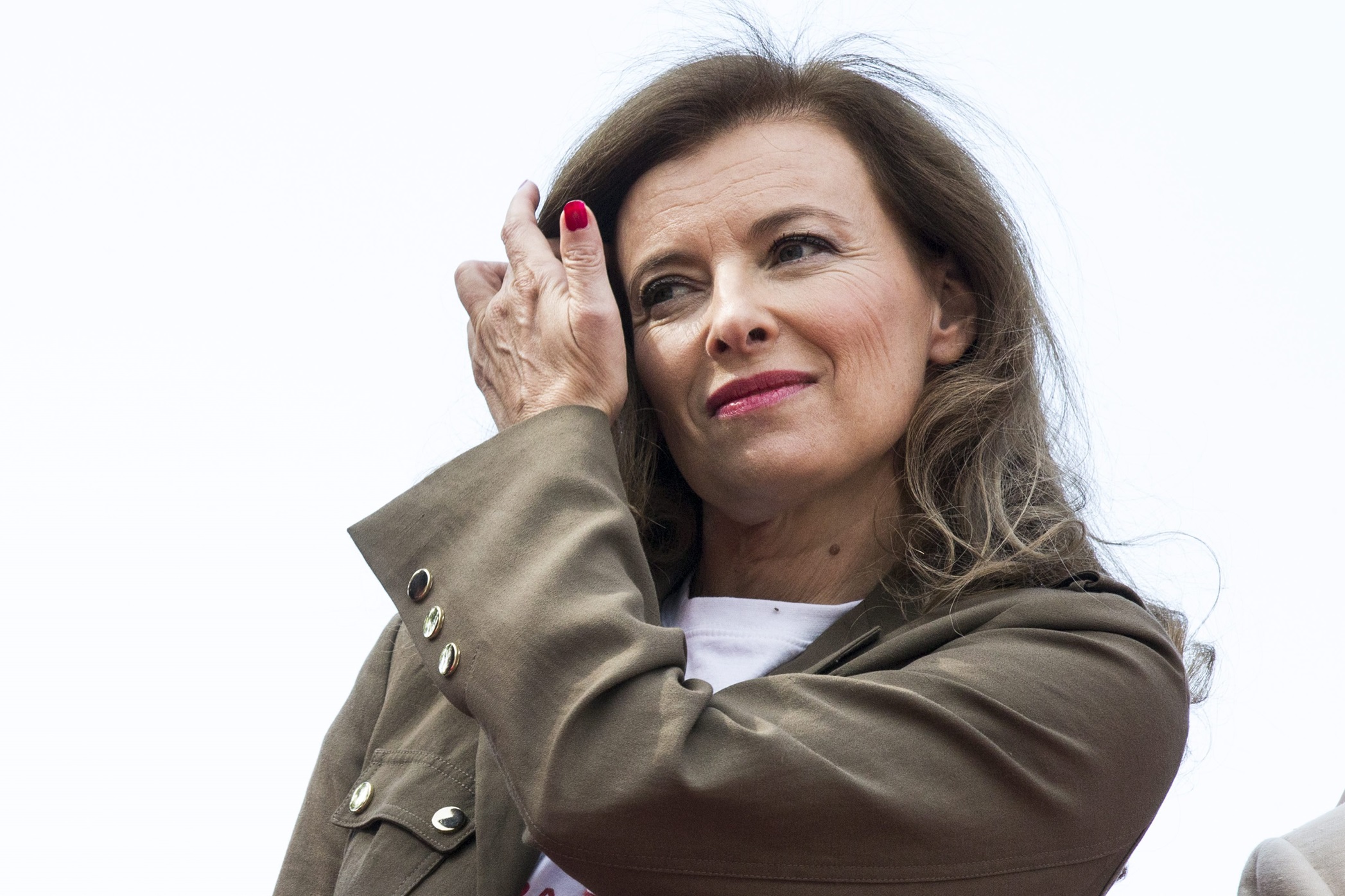 H Valerie Trierweiler τηρεί ενός λεπτού σιγή τιμώντας τα θύματα της πτήσης της Air Algeria AH5017 στη διάρκεια των εγκαινίων της προσωρινής έκθεσης για τη στήριξη του κινήματος Bring Back Our Girls στην Πλατεία της Δημοκρατίας στο Παρίσι, στις 28 Ιουλίου 2014