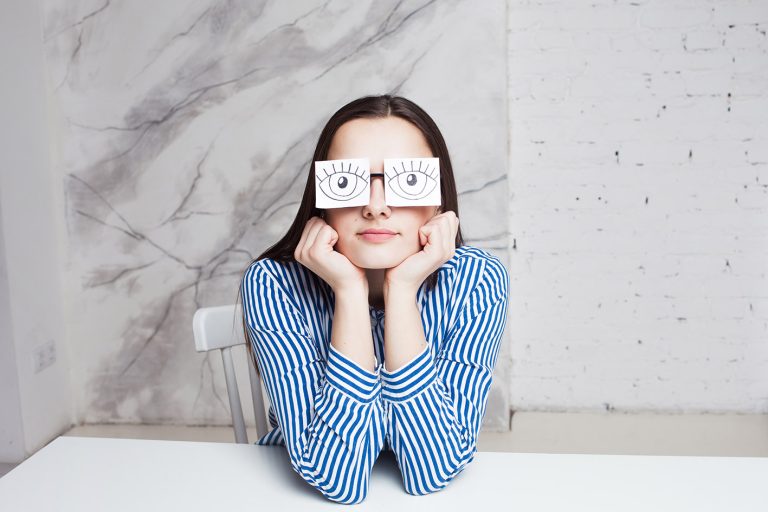 Γυναίκα με μάτια χαρούμενα από χαρτί σχεδιασμένα