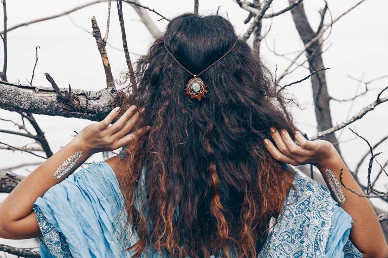 Γυναίκα με μακριά μαλλιά. Το πίσω μέρος του κεφαλιού. Για κόνσεπτ Αστρολογίας