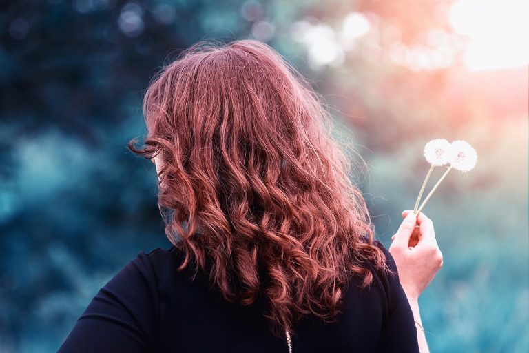 Γυναίκα με κόκκινα μαλλιά - Πίσω μέρος από το κεφάλι της