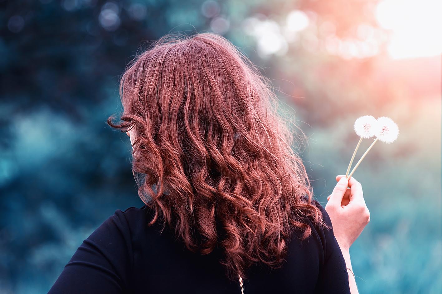 Γυναίκα με κόκκινα μαλλιά - Πίσω μέρος από το κεφάλι της