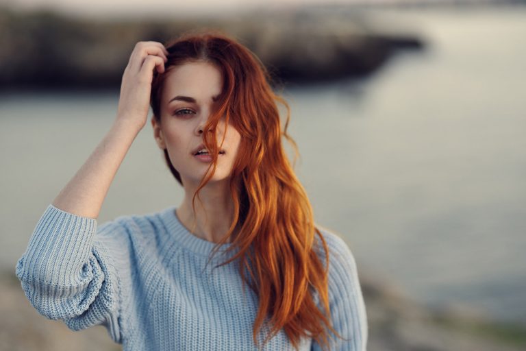 Γυναίκα με κόκκινα μαλλιά στη φύση