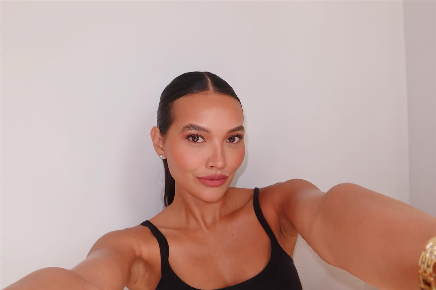 λαμπερή νεανική επιδερμίδα