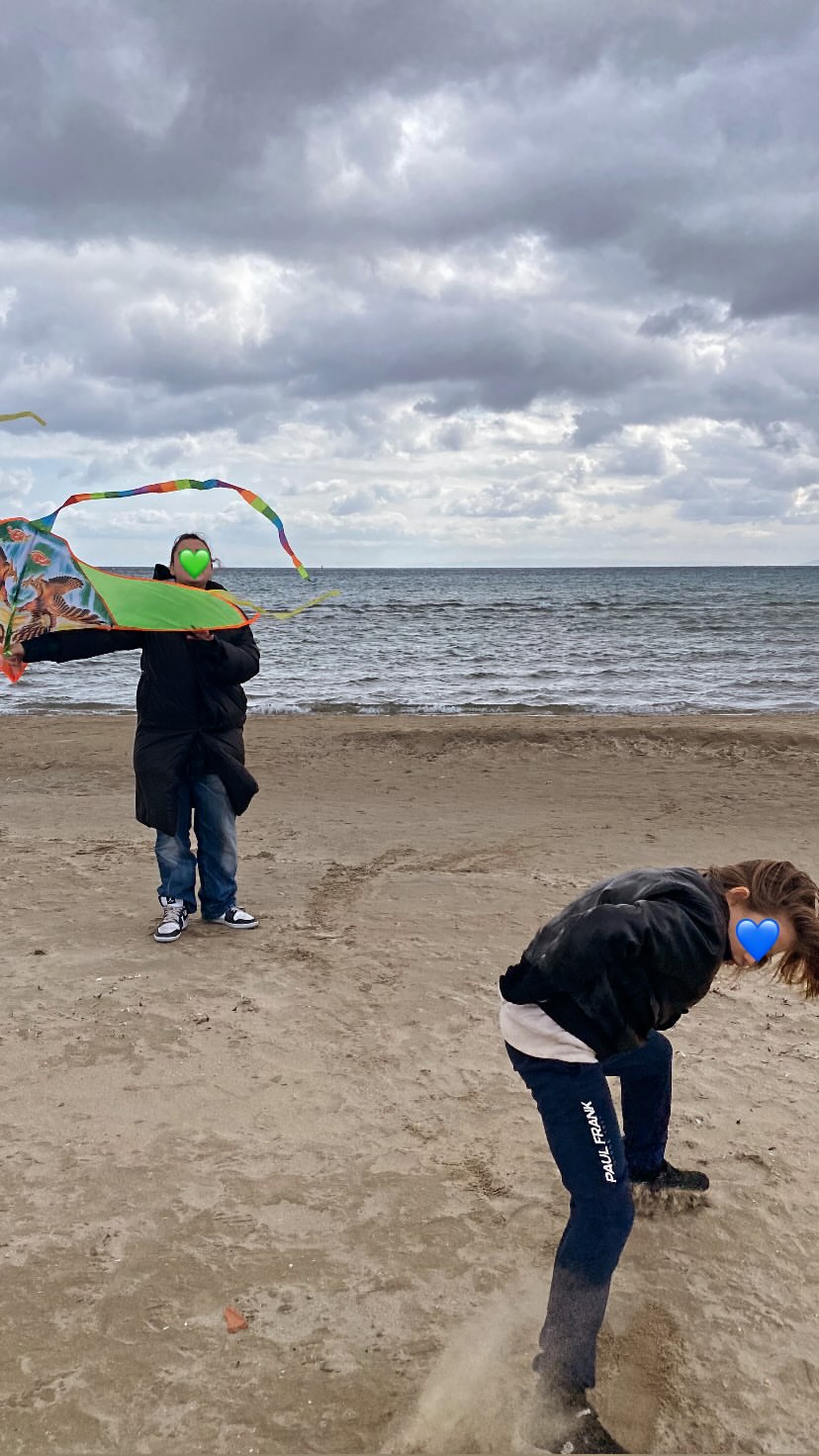 Τα παιδιά της Κατερίνας Καραβάτου με χαρταετό