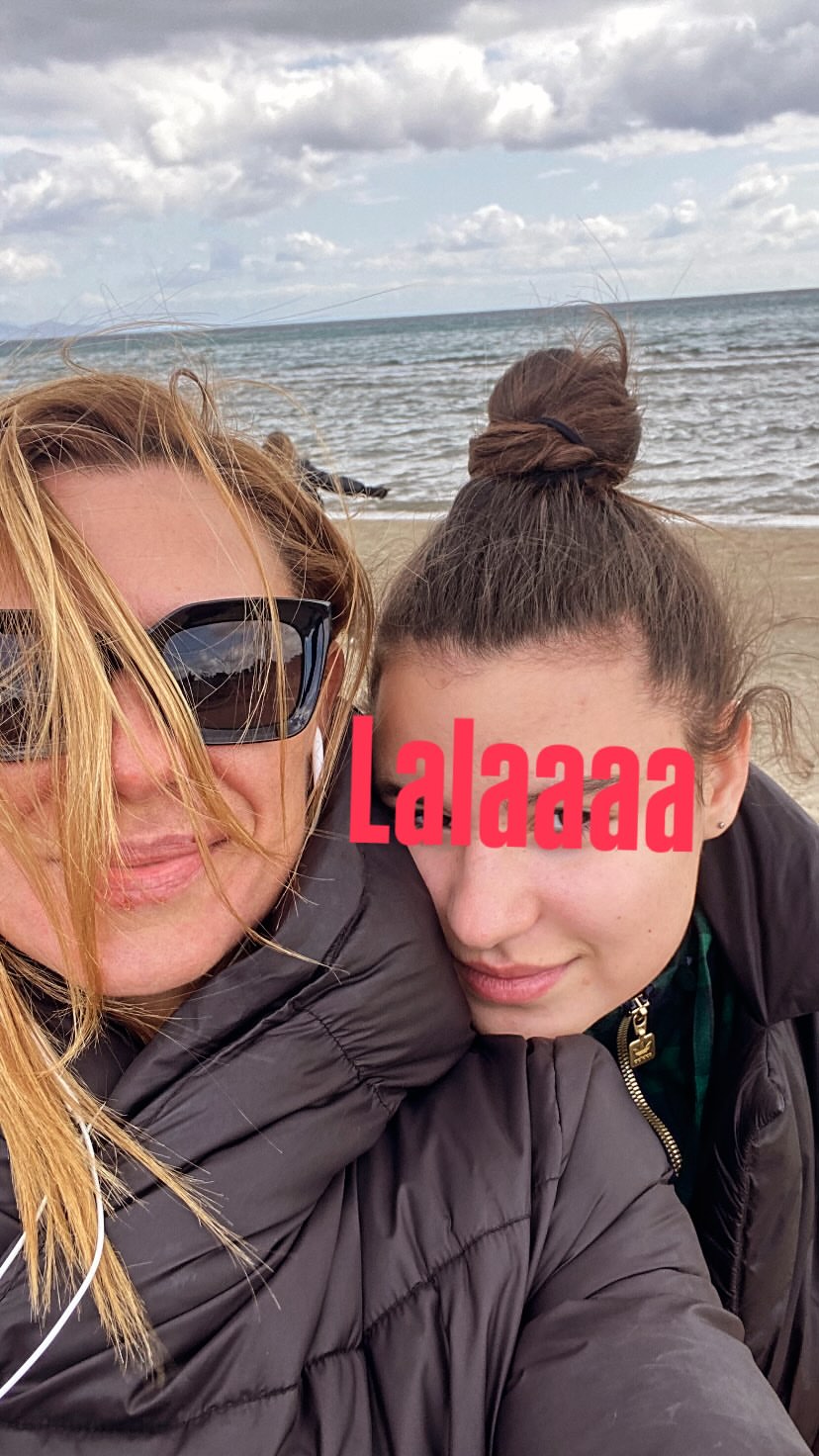 Η Κατερίνα Καραβάτου με την κόρη της