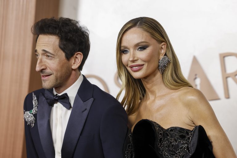 O Adrien Brody και η Georgina Chapman φθάνουν στο κόκκινο χαλί των 97ων Όσκαρ στο Dolby Theatre στο Χόλιγουντ, στις 2 Μαρτίου 2025
