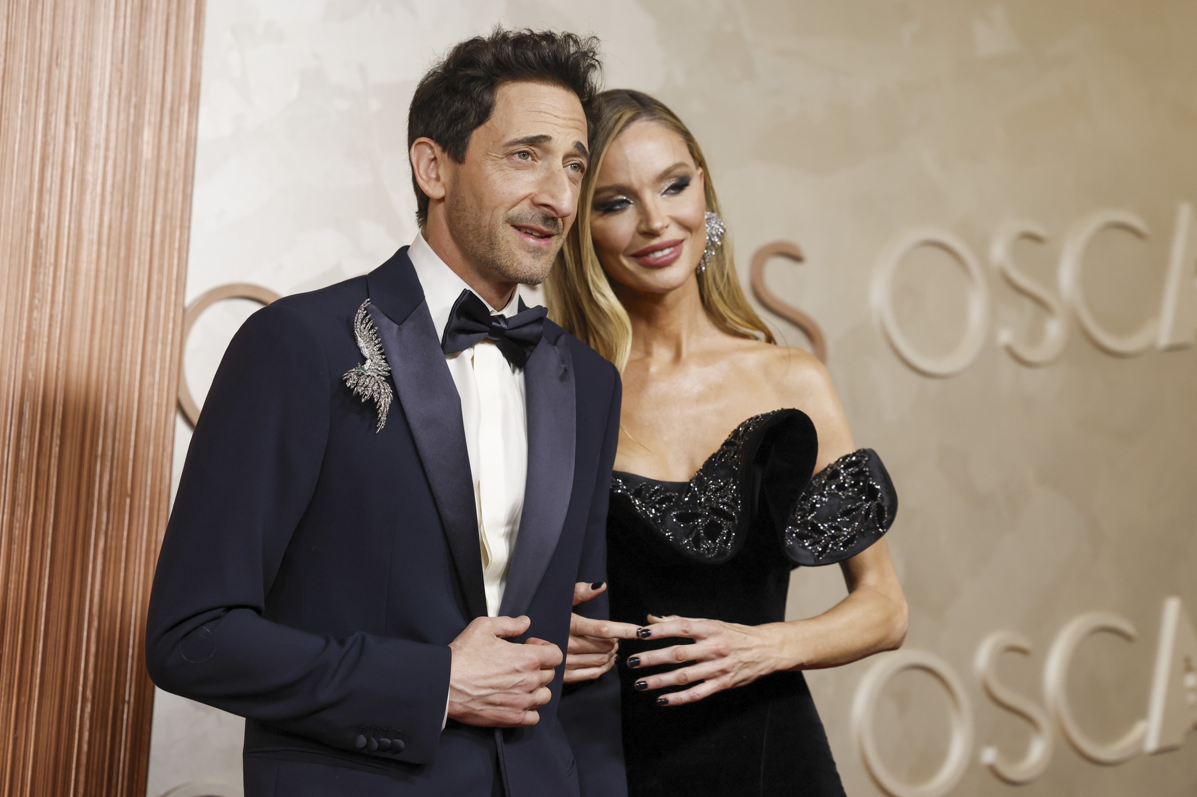 Ο Adrien Brody και η σύντροφός του Georgina Chapman φθάνουν στο κόκκινο χαλί για την τελετή απονομής των Όσκαρ στο Dolby Theatre του Χόλιγουντ, στις 2 Μαρτίου 2025.