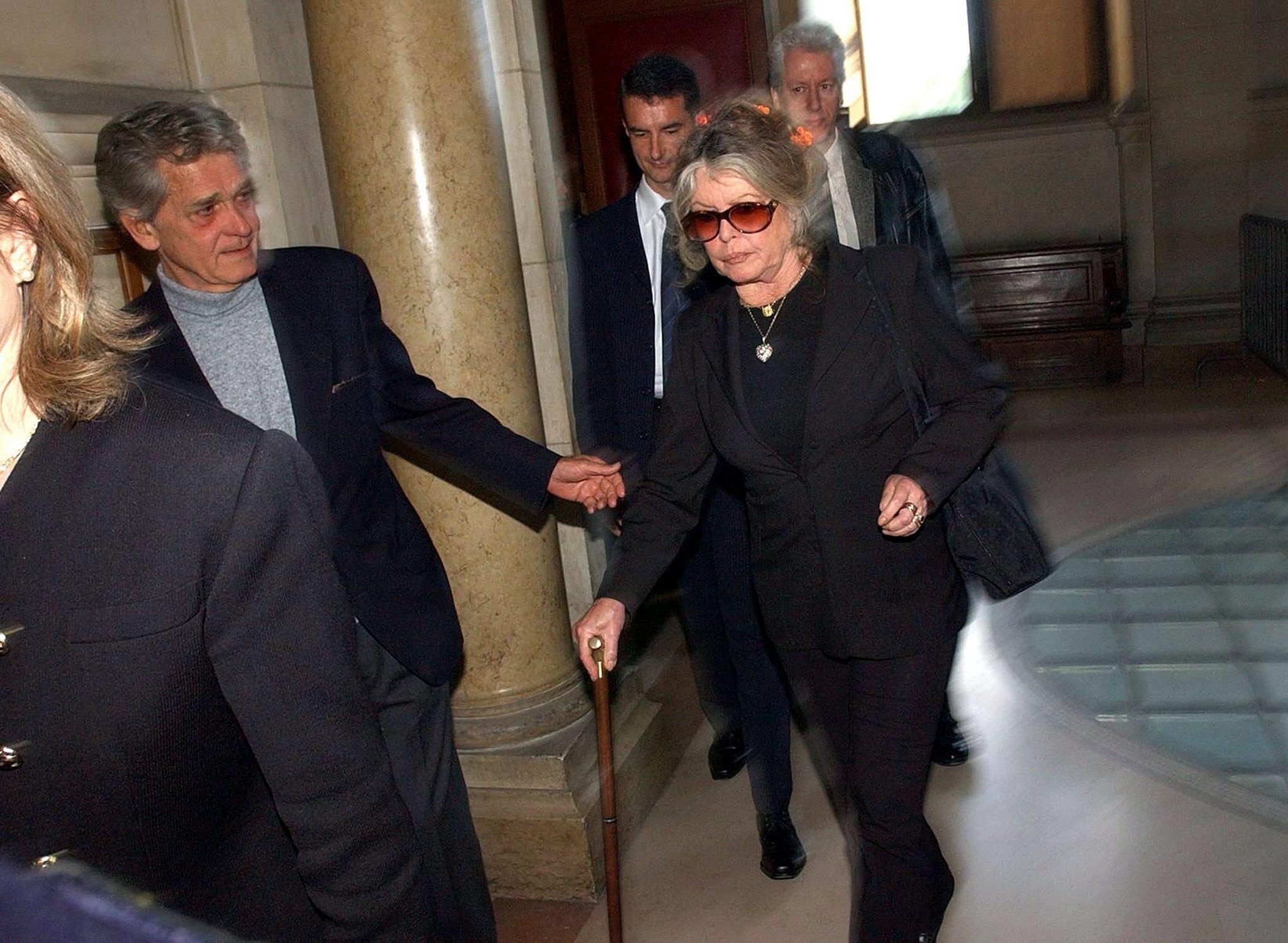 Η Brigitte Bardot σε δικαστήριο στο Παρίσι, όπου την έχουν μηνύσει δύο ομάδες ανθρωπίνων δικαιωμάτων, Πέμπτη 6 Μαΐου 2004.